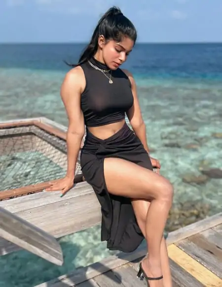 Divya Bharathi Hot Pics And Photo In Bikini Having Fun In Sea